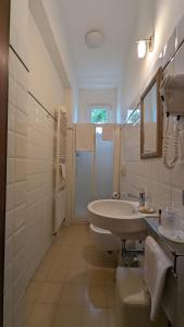 Longiano卡萨戴格里利住宿加早餐酒店的白色的浴室设有水槽和淋浴。