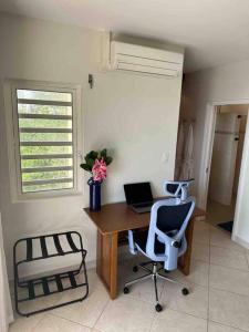 辛普森湾Villa Sea Forever @ Pelican Key - Paradise Awaits!的办公室,配有一张桌子、一台笔记本电脑和一把椅子