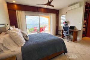 辛普森湾Villa Sea Forever @ Pelican Key - Paradise Awaits!的一间卧室配有一张床,享有海景