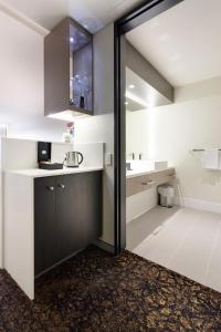 布里斯班卡拉姆维尔套房和会议中心酒店的客房内设有带水槽和卫生间的浴室