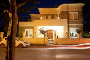 Longiano卡萨戴格里利住宿加早餐酒店的夜间停在房子前面的白色汽车