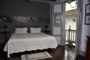SalaminaLa Estancia Hotel Boutique的一间卧室配有一张带白色床罩的床
