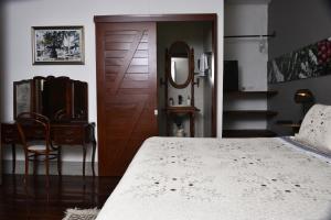 SalaminaLa Estancia Hotel Boutique的一间卧室配有一张床和一扇木门