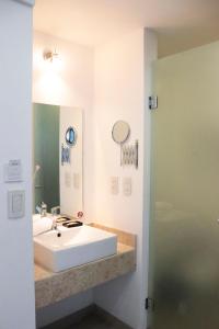 伊拉普阿托Hotel México Plaza Irapuato的浴室设有白色水槽和镜子