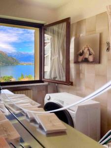 贝拉诺La Bella Vita Bellano Lakeview的洗衣房配有洗衣机和窗户