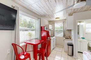 马拉松Citrus Room的厨房配有红色椅子和红色冰箱