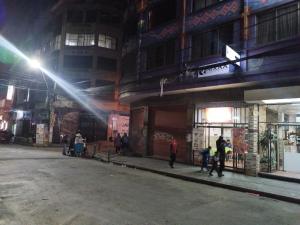 拉巴斯RIXAA Hotels的一群人晚上在街上走