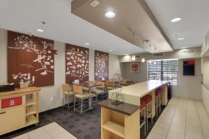 大学城TownePlace Suites by Marriott College Station的一间在房间内配有桌椅的餐厅
