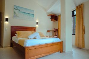 巴尼奥斯Hostal CañaLimeña的一间带床的卧室,位于带窗户的房间内