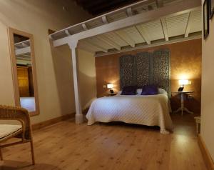 阿雷纳斯德圣佩德罗拉布雷斯康迪萨宾馆的一间卧室配有白色床和蓝色枕头