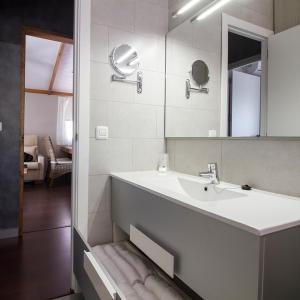 拉马丽娜拉马丽娜度假村的白色的浴室设有水槽和镜子