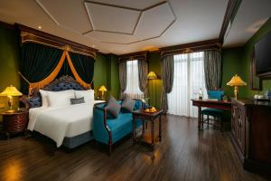 河内Le Chanvre Hanoi Hotel & Spa的酒店客房,配有一张床和一张蓝色椅子