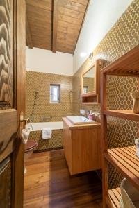 切勒里纳Chesa Minouche - Celerina的浴室配有盥洗盆、卫生间和浴缸。