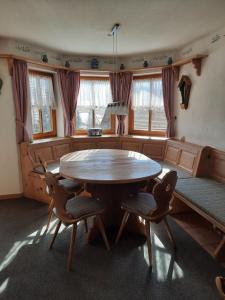 容霍尔茨缪勒农家乐的一间带木桌和椅子的用餐室