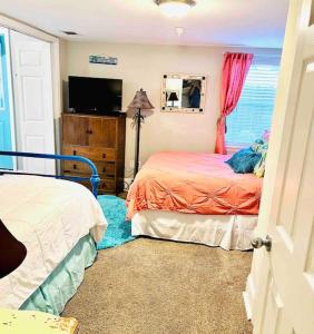 泰比岛Mini Pearl, Private 2 BR - 1 block to BEACH!的一间卧室配有两张床和一台平面电视