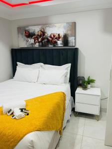 穆西纳Chimas Guest House的一间卧室配有一张带黄色毯子的大床