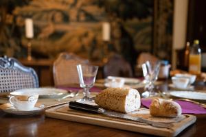 FromentalChâteau de Montautre的桌子上摆放着面包和玻璃杯的桌子