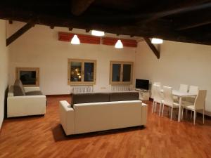 博洛尼亚De' Pepoli Rooms & Apartments的客厅配有沙发和桌椅