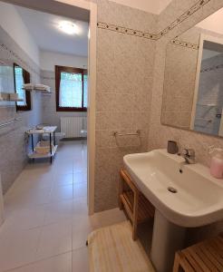 BaoneAgriturismo Alba的一间带水槽和镜子的浴室