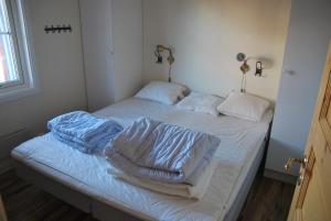 伊德菲尔Idre Fjäll, Söderbyn Ski in Ski out, 30 m till pisten的配有2张床的带白色床单和枕头的客房