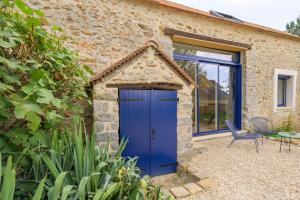 Perthes-en-GâtinaisLovely Bleau的石头房子的蓝色门,带椅子
