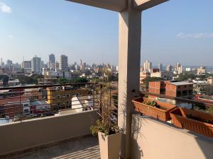 波萨达斯Loft Pedro Méndez 20408C的阳台享有城市天际线的景致。