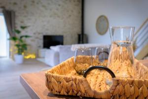Perthes-en-GâtinaisLovely Bleau的桌上装有两杯和花瓶的篮子