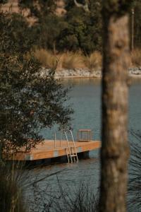 新蒙特莫尔兰德葡萄园酒店的湖中的一个木头码头