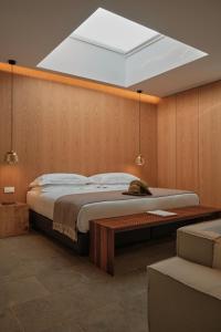 新蒙特莫尔兰德葡萄园酒店的一间卧室配有一张带天窗的大床