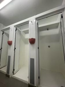 波尔托马林Hotel Villa Jardín的浴室设有两面镜子和一扇门