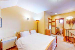 大白山Tree Tops 12 - Suite的一间带大床的卧室和一间浴室