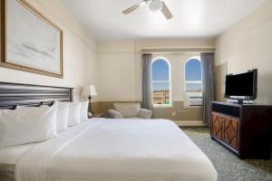 普雷斯科特圣米迦勒酒店的一间酒店客房,配有一张大床和一台平面电视