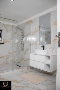 穆西纳Chimas Guest House的一间带水槽和镜子的浴室