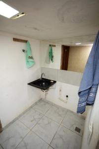 圣特雷莎Loft com Wi-Fi e otima localizacao-Santa Teresa ES的一间小浴室,配有黑色水槽和蓝色毛巾