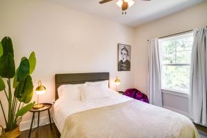 巴吞鲁日MidCity Mural House in Baton Rouge 3 Mi to LSU!的卧室配有白色的床和窗户。