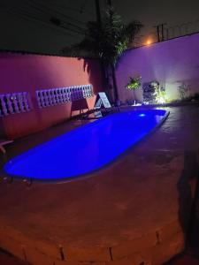 蒙加瓜Pousada das Artes 2的夜晚在院子里的一个大型蓝色泳池