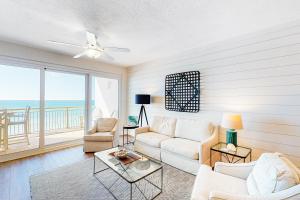 巴拿马城海滩High Pointe Resort的客厅配有沙发和桌子