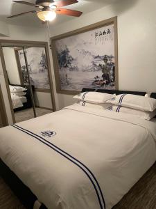 俄克拉何马城Wangshi China Palace的卧室配有一张白色大床和吊扇
