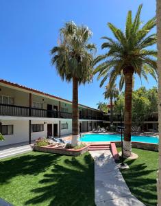 埃莫西约布吉姆比利亚酒店的一个带游泳池和棕榈树的度假村