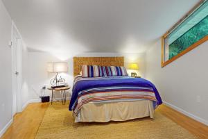 哥德伍德St. Moritz- Apartment的一间卧室配有一张特大号床和一个窗户。
