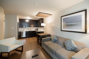 温哥华Gage Suites at UBC的带沙发的客厅和厨房
