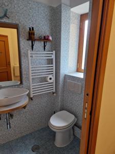罗马Pepe's Place - Re di Roma的一间带卫生间和水槽的浴室