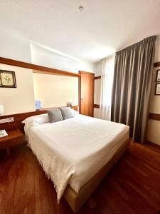 佩斯卡塞罗利杜卡阿布鲁齐酒店的一间卧室设有一张大床和一个窗户。