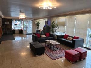 尼亚加拉瀑布格兰盖特套房酒店的大堂配有沙发、椅子和桌子
