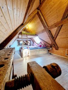 多瑙艾辛根Wood & Stone Lodge 3的阁楼间设有床和木制天花板
