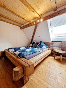多瑙艾辛根Wood & Stone Lodge 3的阁楼卧室配有木床