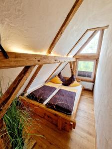 多瑙艾辛根Wood & Stone Lodge 3的阁楼卧室配有床