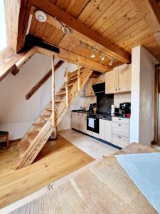 多瑙艾辛根Wood & Stone Lodge 3的一间厨房,内设木楼梯