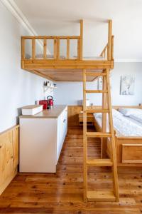 Urlaub am Jauerling的一个小厨房内的一张高架床,配有双层床