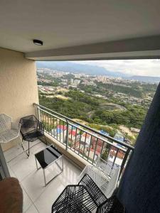 布卡拉曼加Apartamento en Bucaramanga的市景阳台配有椅子